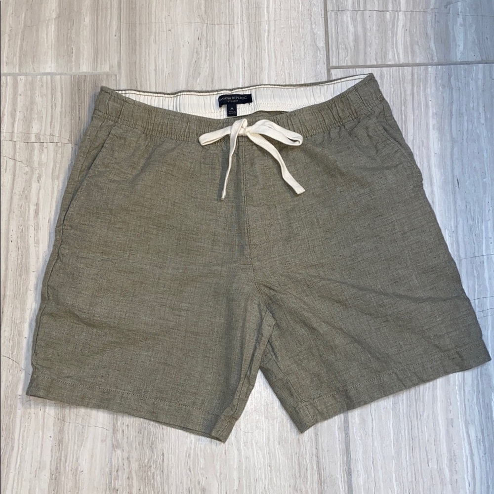Banana Republic Men’s Khaki Tan Green Linen 8” Easy Shorts Elastic Waist Pockets